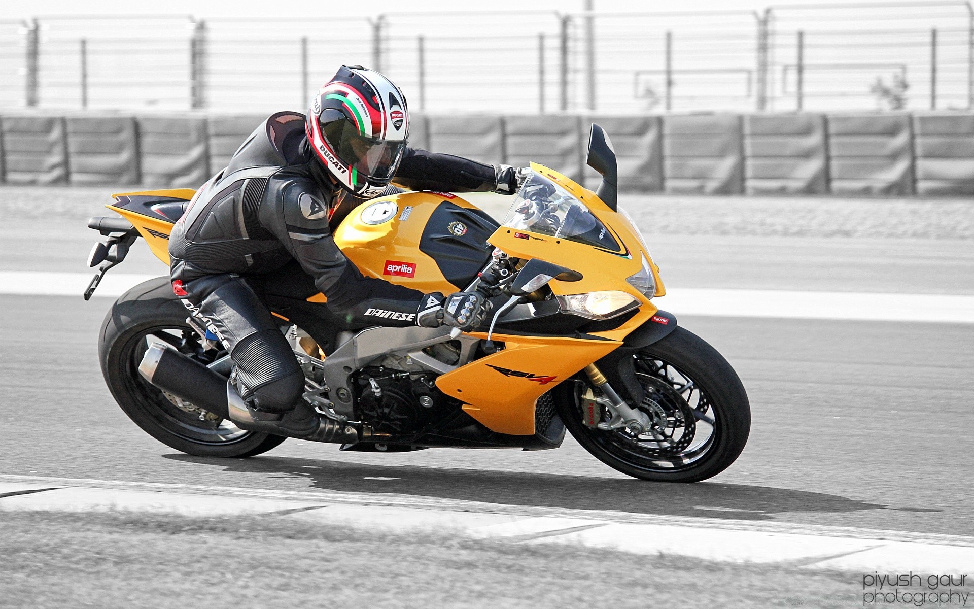 deportes carreras pista bicicleta prisa rápido unidad conductor torneo coche corredor circuito potencia zumbido prestigio coche campeonato vuelta neumáticos pri trabajo en equipo