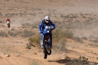 Carreras de motos empinadas en el desierto