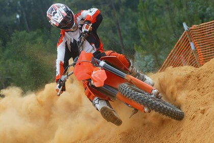 Motocross fuera de carretera. Bardanas de arena