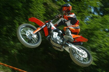 Salto extremo en moto en equipo