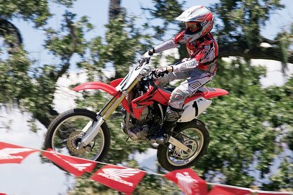 Racer despega en bicicleta por encima de las banderas