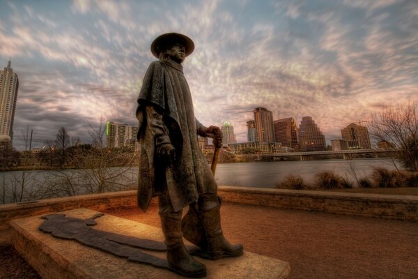 Estatua de un hombre contra un hermoso cielo