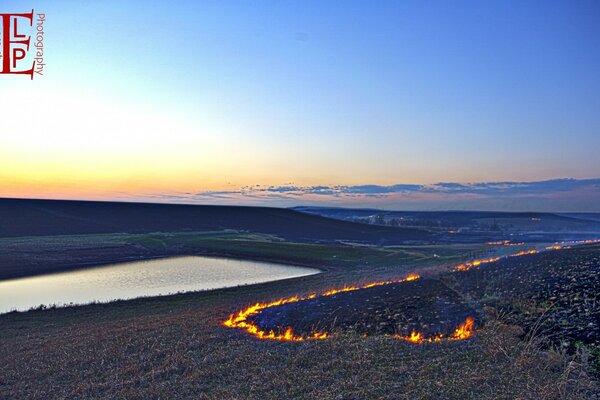 Fuego, campo, puesta de sol y río