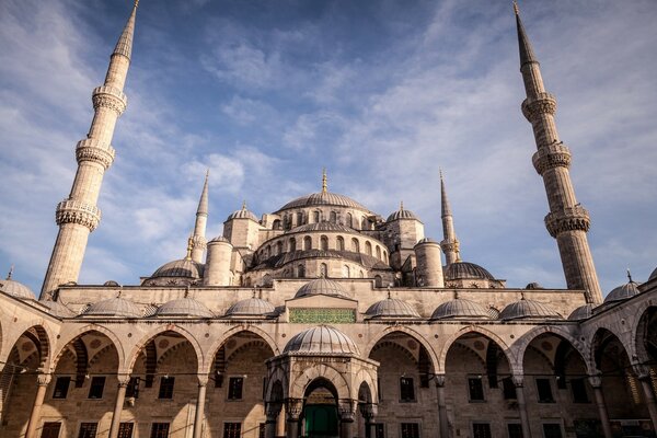 La catedral es como el Taj Mahal pero más grande y más largo