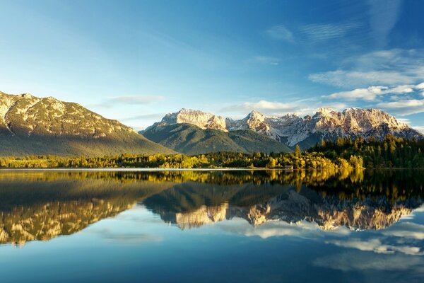 Picos nevados de montañas y lago
