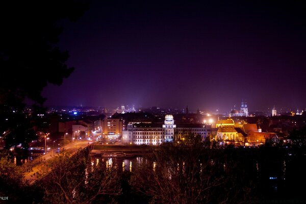 Ciudad nocturna en luces brillantes paisaje
