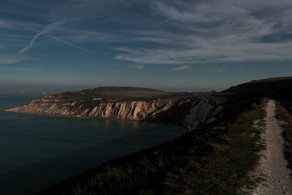 Paisaje europeo puesta de sol en una playa rocosa