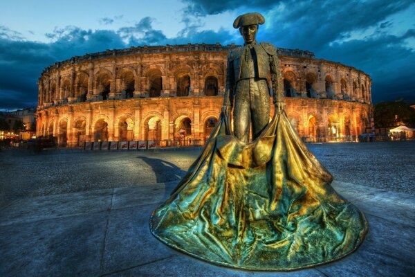Escultura de un torero en una Plaza de Europa