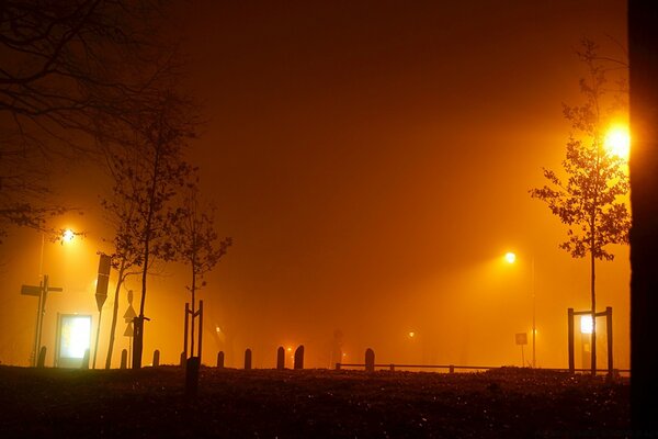 Noche de niebla en la ciudad vacía