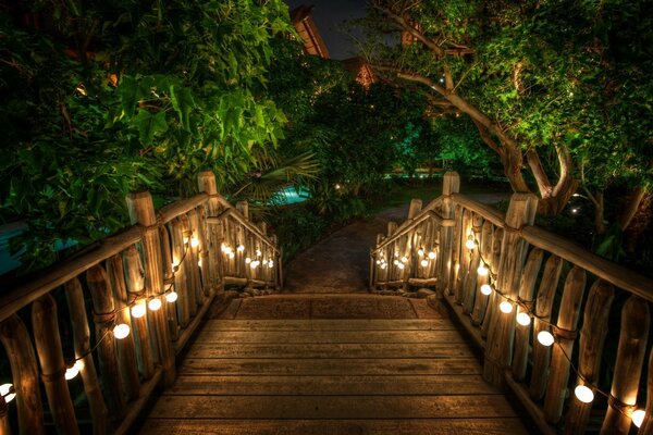 Puente romántico con linternas por la noche